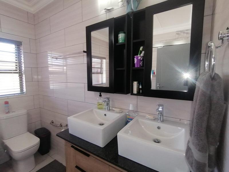 5 Bedroom Property for Sale in Fraaiuitsig Western Cape